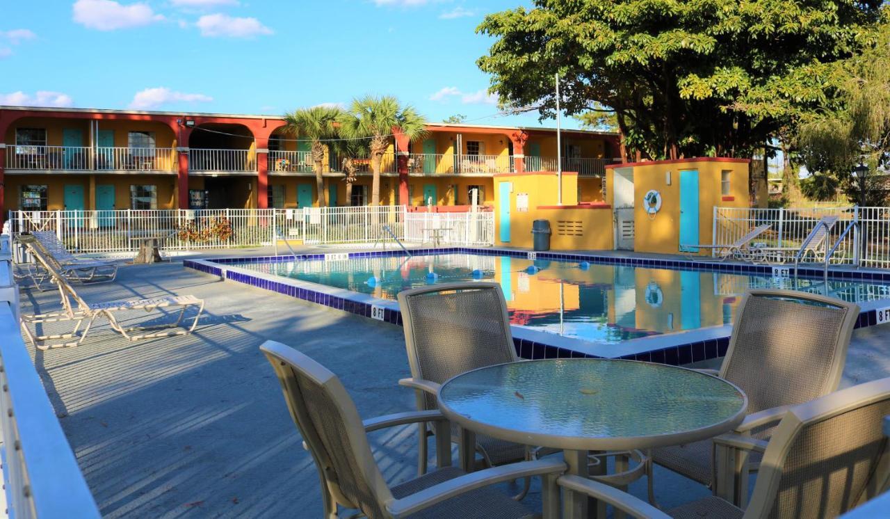Howard Johnson By Wyndham Lake Front Park Кисими Екстериор снимка